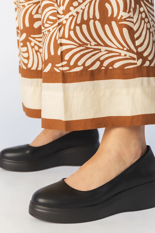 Juodi pusbačiai ant platformos su...