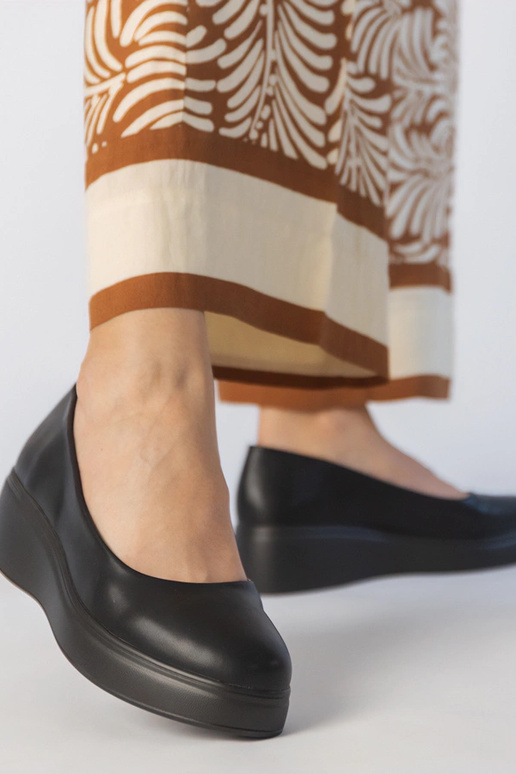 Juodi pusbačiai ant platformos su...