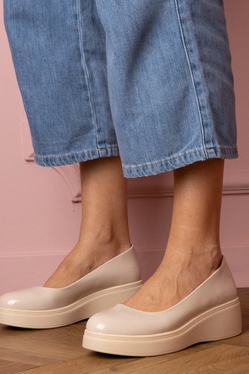 Smėlio spalvos lakuoti...