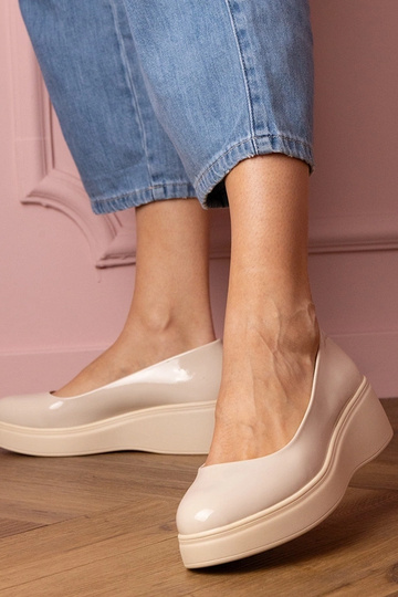 Smėlio spalvos lakuoti... 2