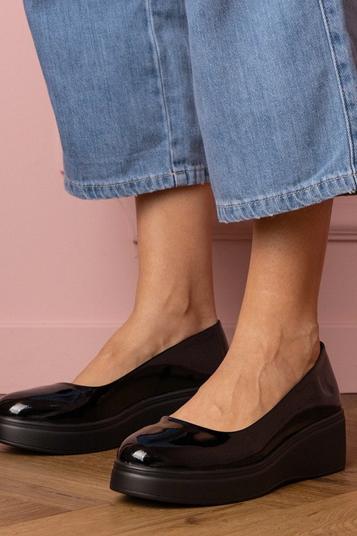 Juodi lakuoti moteriški pusiau batai...