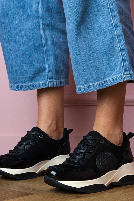 Juodi moteriški sportiniai bateliai... Juodi moteriški sportiniai bateliai...