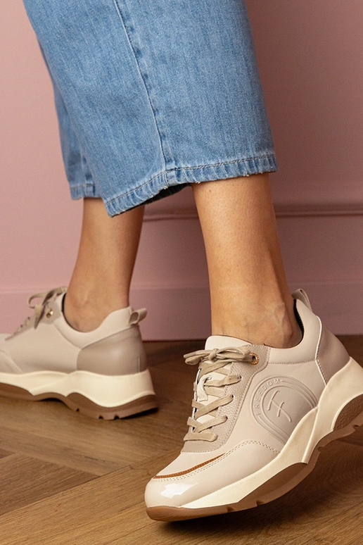 Smėlio spalvos moteriški sportiniai... Smėlio spalvos moteriški sportiniai...