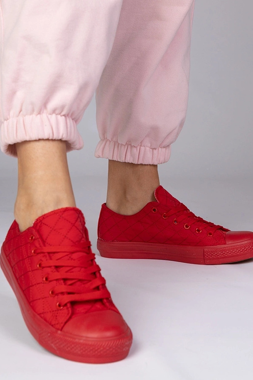 Geltoni klasikiniai bateliai virš...