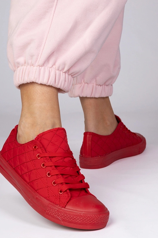 Geltoni klasikiniai bateliai virš...