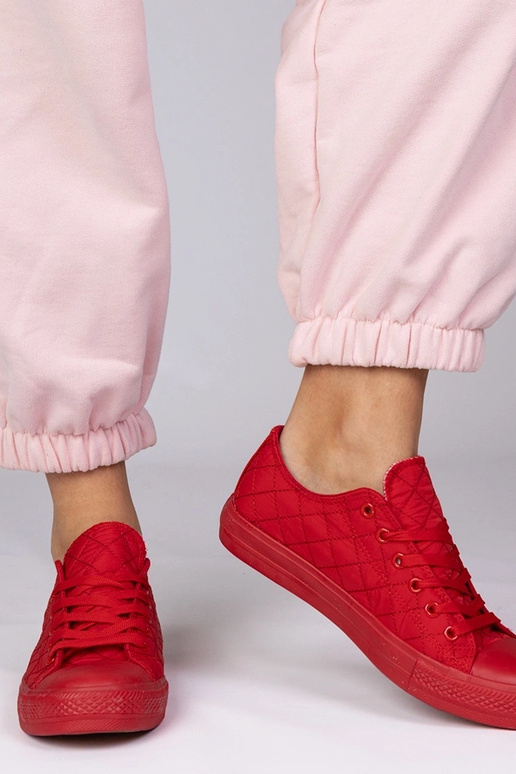 Geltoni klasikiniai bateliai virš...