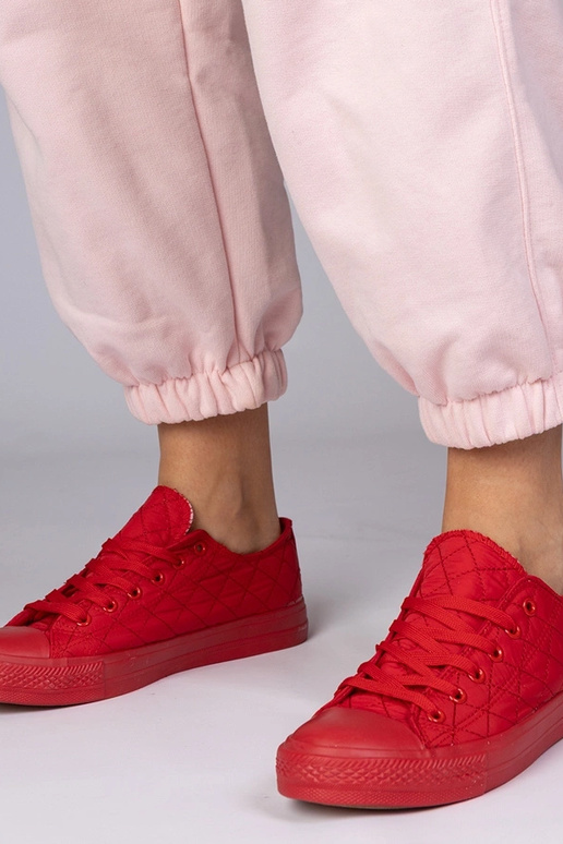 Geltoni klasikiniai bateliai virš...