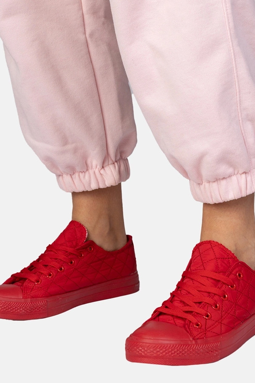 Geltoni klasikiniai bateliai virš...