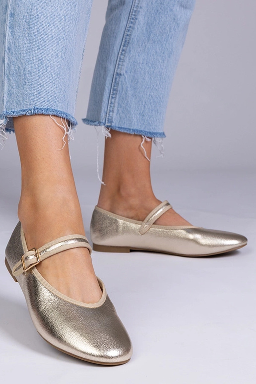 Juodi aukštakulniai užsegami aplink...