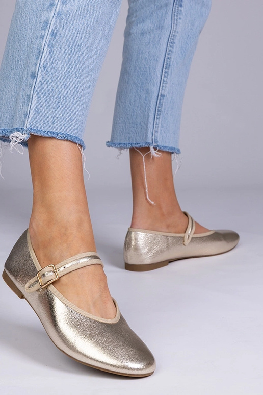 Juodi aukštakulniai užsegami aplink...