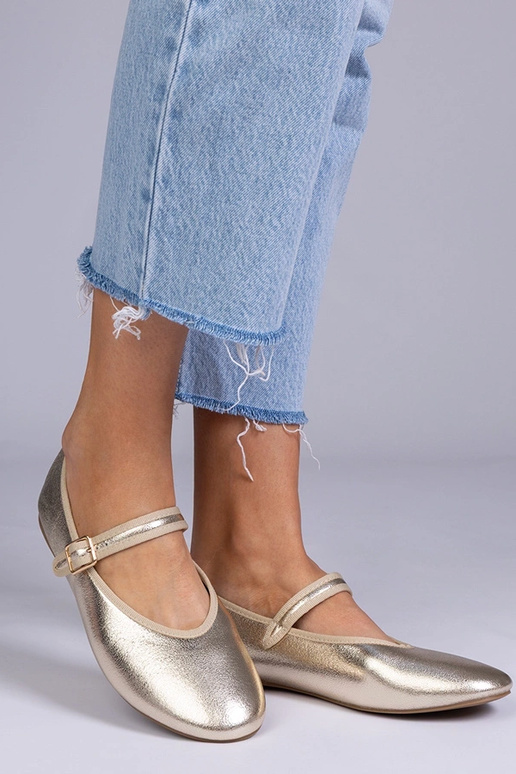 Juodi aukštakulniai užsegami aplink...