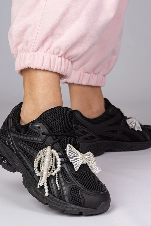 Juodi sportiniai bateliai ant storos...