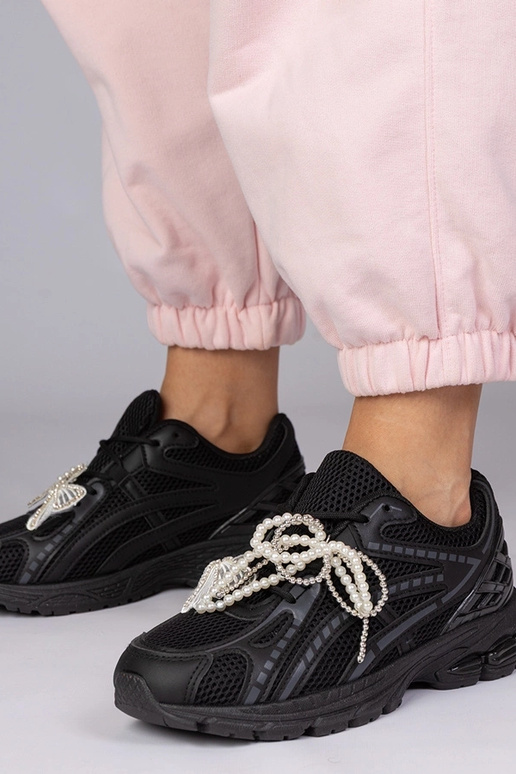 Juodi sportiniai bateliai ant storos...