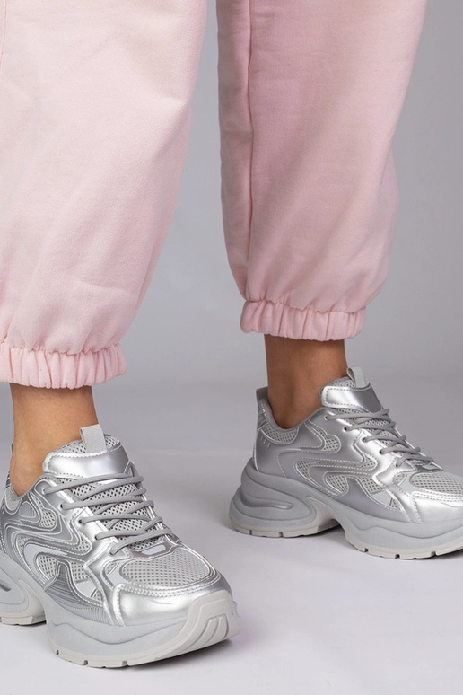 Auksiniai sportiniai bateliai ant...