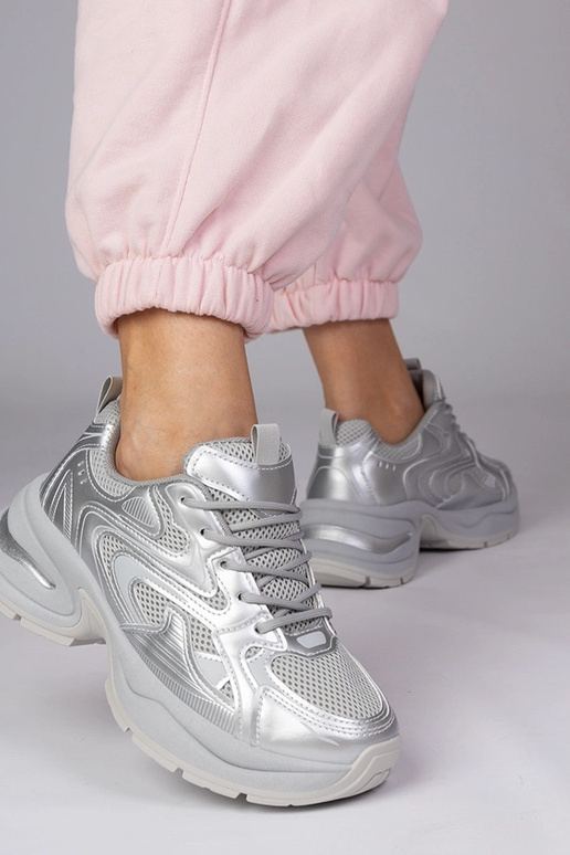 Auksiniai sportiniai bateliai ant...