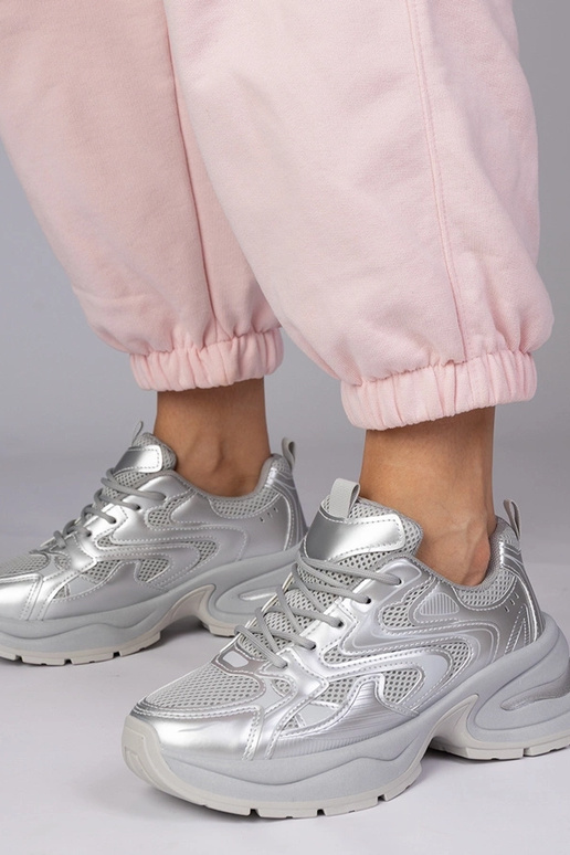 Auksiniai sportiniai bateliai ant...