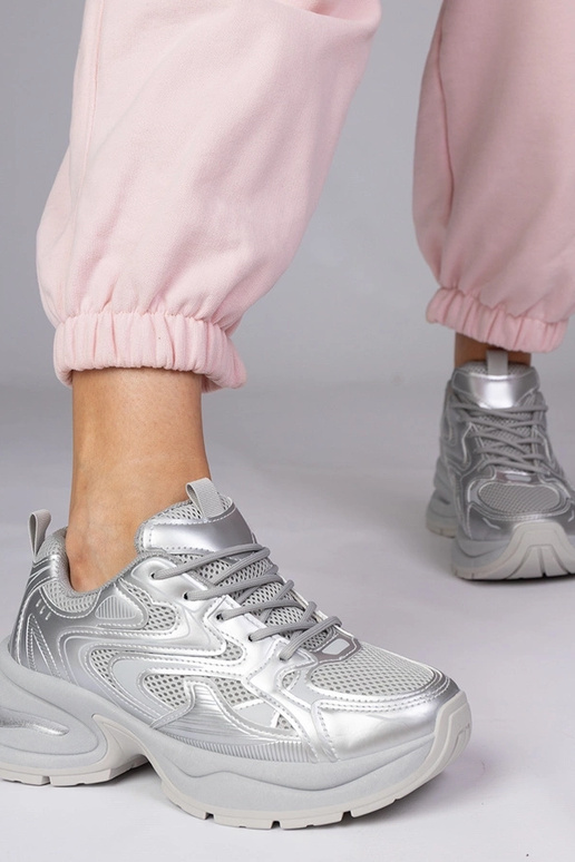 Auksiniai sportiniai bateliai ant...