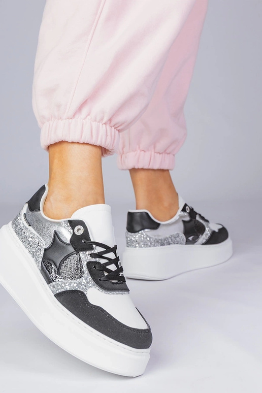 Auksiniai aukštakulniai ant žemo...