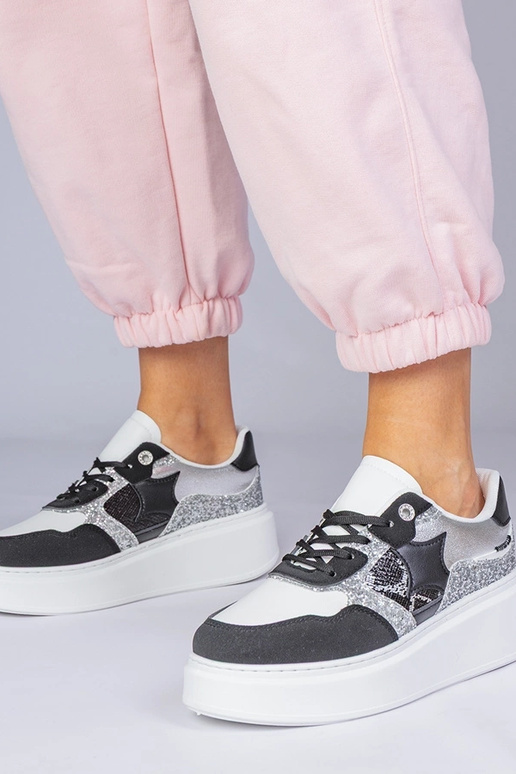 Auksiniai aukštakulniai ant žemo...