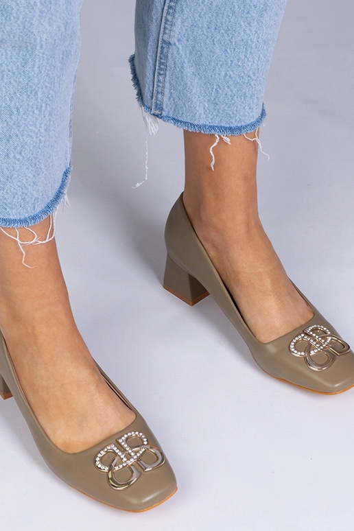 Smėlio spalvos aukštakulniai ant žemo...