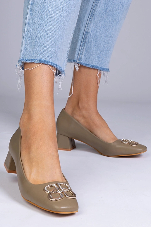 Smėlio spalvos aukštakulniai ant žemo...