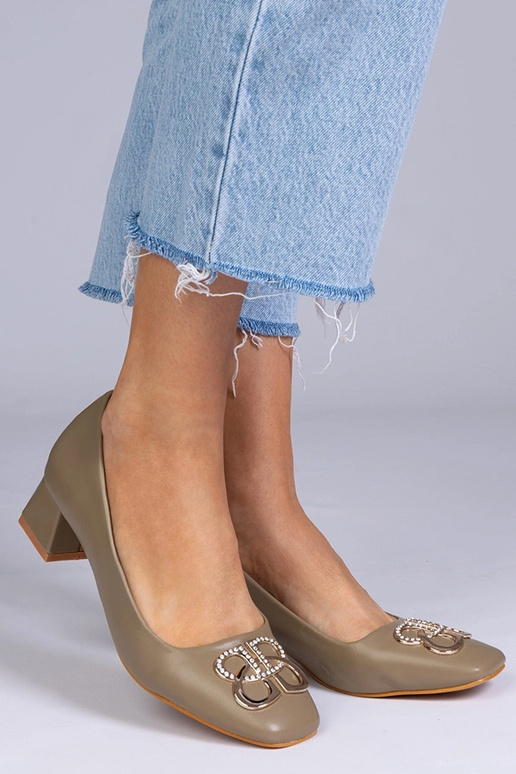 Smėlio spalvos aukštakulniai ant žemo...