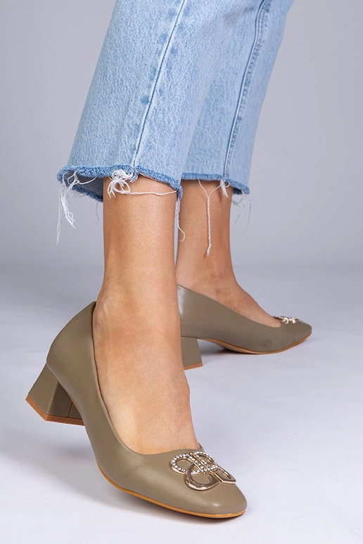 Smėlio spalvos aukštakulniai ant žemo...