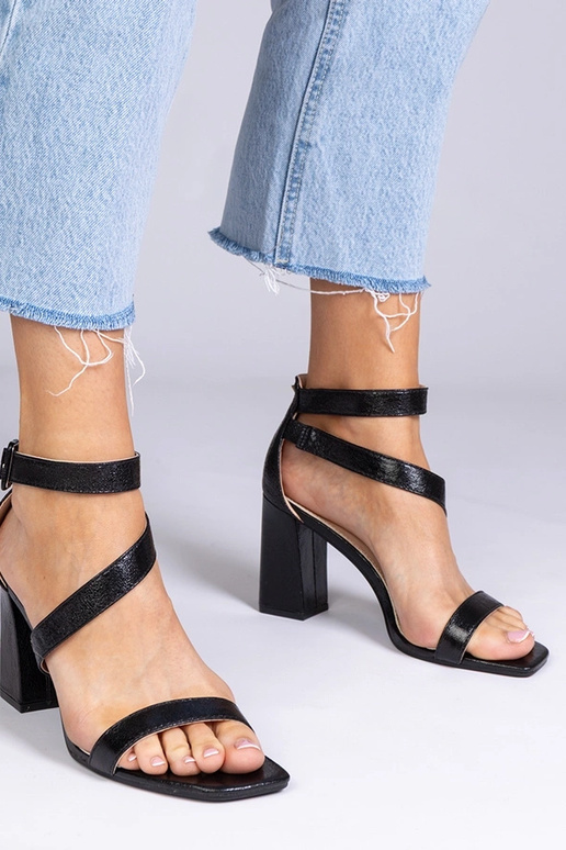 Juodi sandalai iš dirbtinės odos ant...
