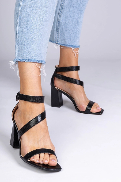 Juodi sandalai iš dirbtinės odos ant...