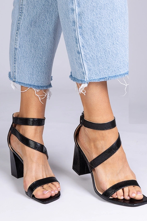 Juodi sandalai iš dirbtinės odos ant...
