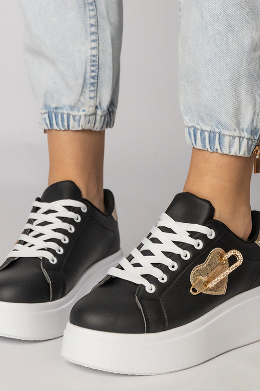 Balti sportiniai bateliai su raudona...