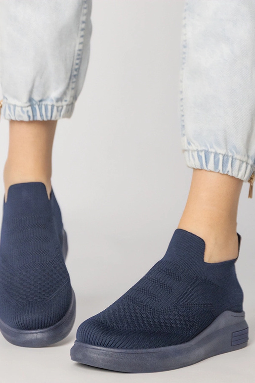 Mėlyni sportiniai įsispiriami...