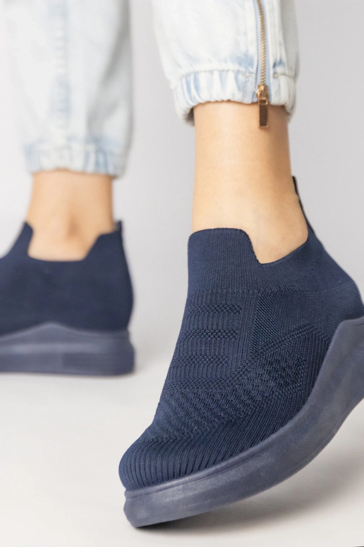 Mėlyni sportiniai įsispiriami...