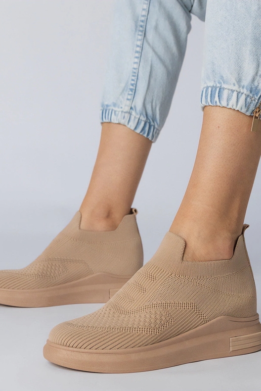 Juodi sportiniai įsispiriami...