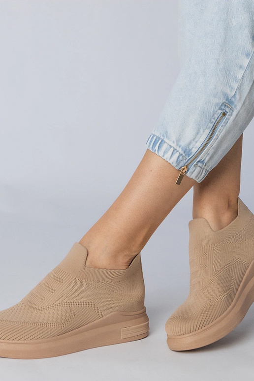 Juodi sportiniai įsispiriami...