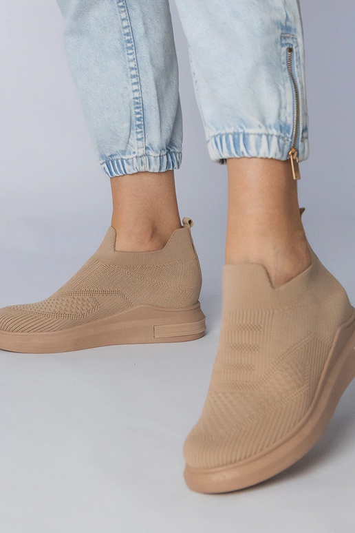 Juodi sportiniai įsispiriami...