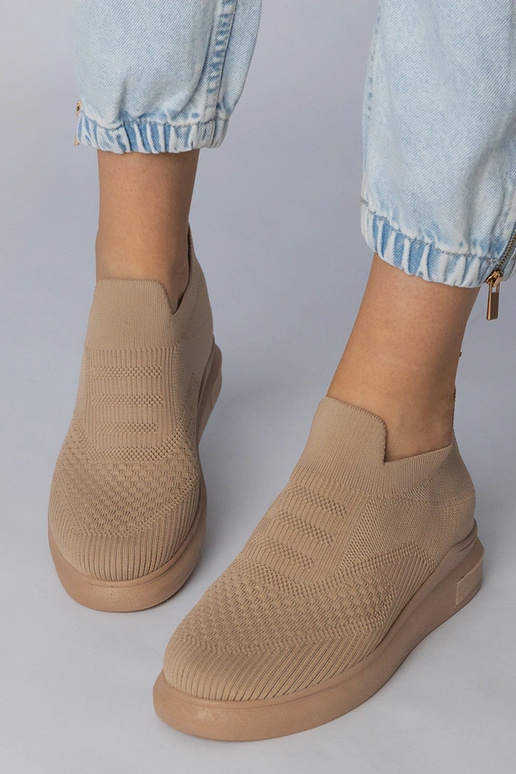 Juodi sportiniai įsispiriami...