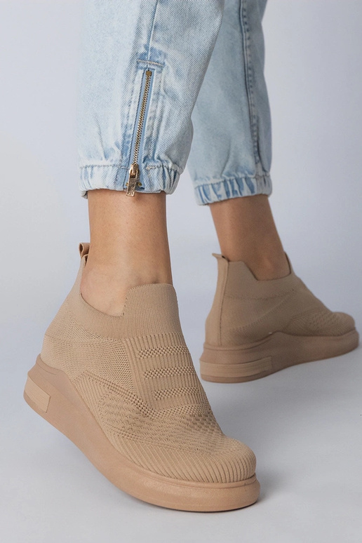 Juodi sportiniai įsispiriami...