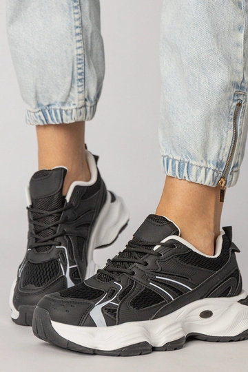 Balti sportiniai bateliai...