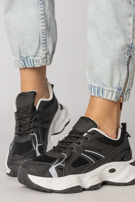 Balti sportiniai bateliai ant...