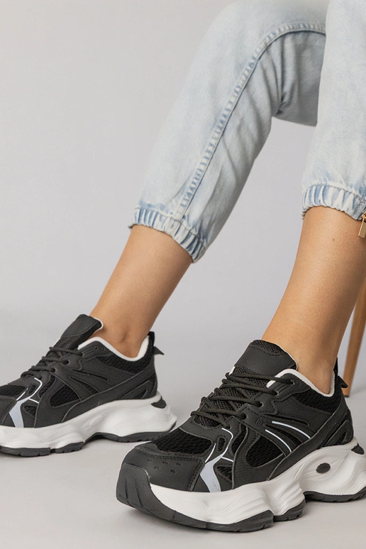 Balti sportiniai bateliai ant...