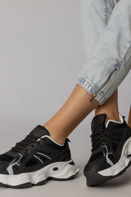 Balti sportiniai bateliai ant...