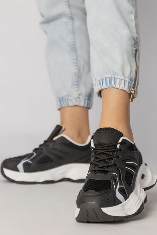 Balti sportiniai bateliai ant...