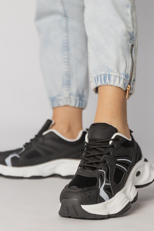 Balti sportiniai bateliai ant...