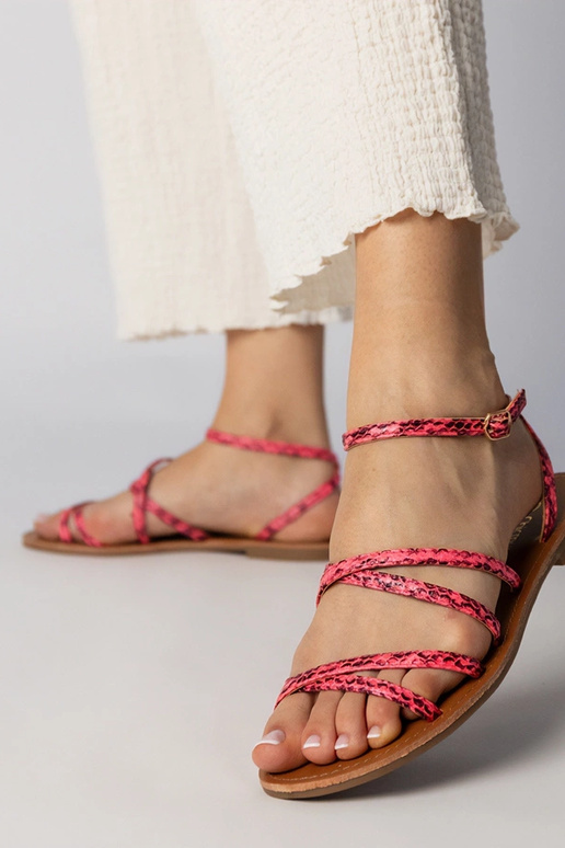 Geltoni sandalai ant plokščios...