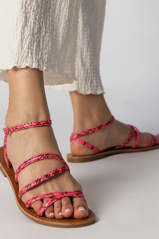 Geltoni sandalai ant plokščios...