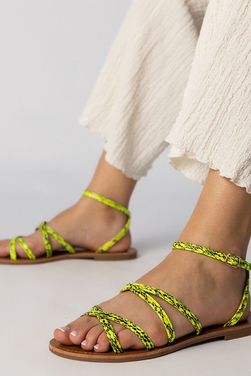 Juodi pinti sandalai ant plokščios...