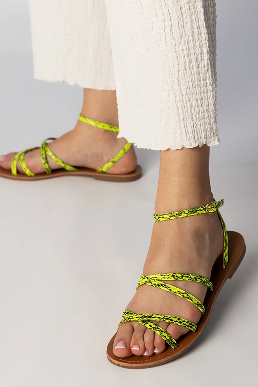 Juodi pinti sandalai ant plokščios...