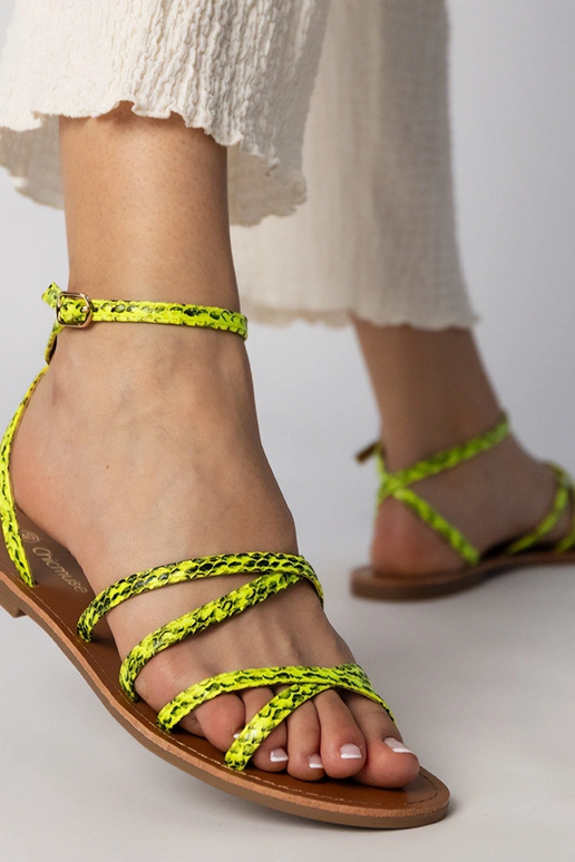 Juodi pinti sandalai ant plokščios...