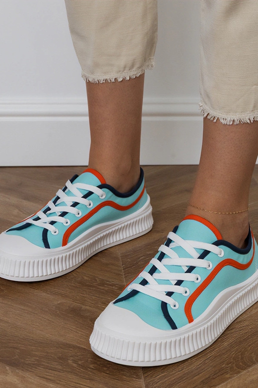 Balti moteriški bateliai ant...